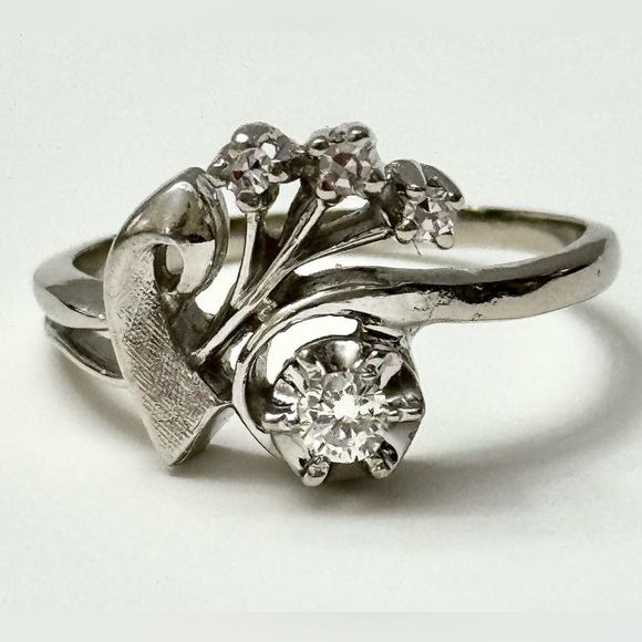 14kt White Gold and Diamond Estate Ring - Picture 1 of 5